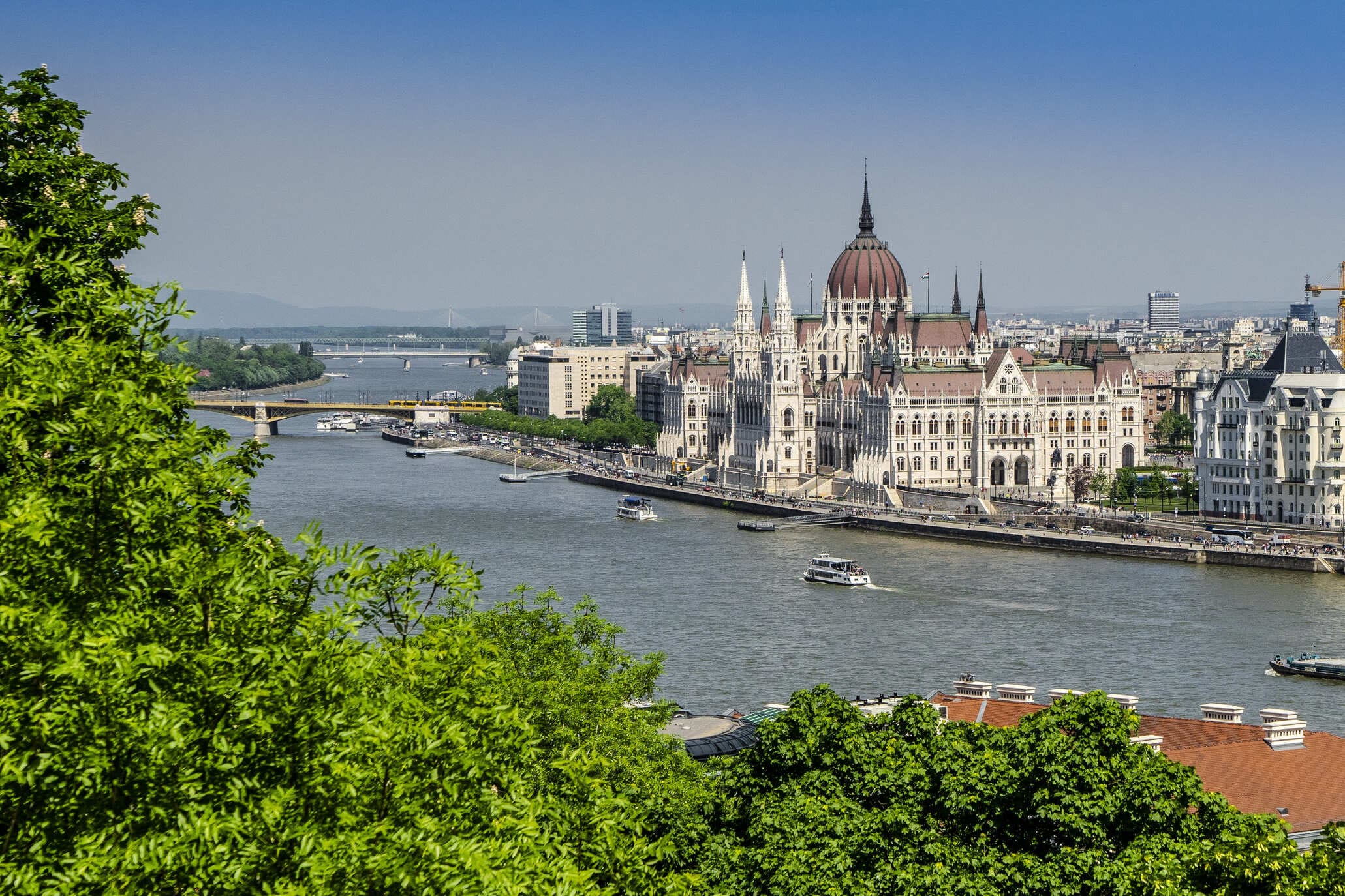 Венгрия скоро возобновит работу трех региональных визовых центров