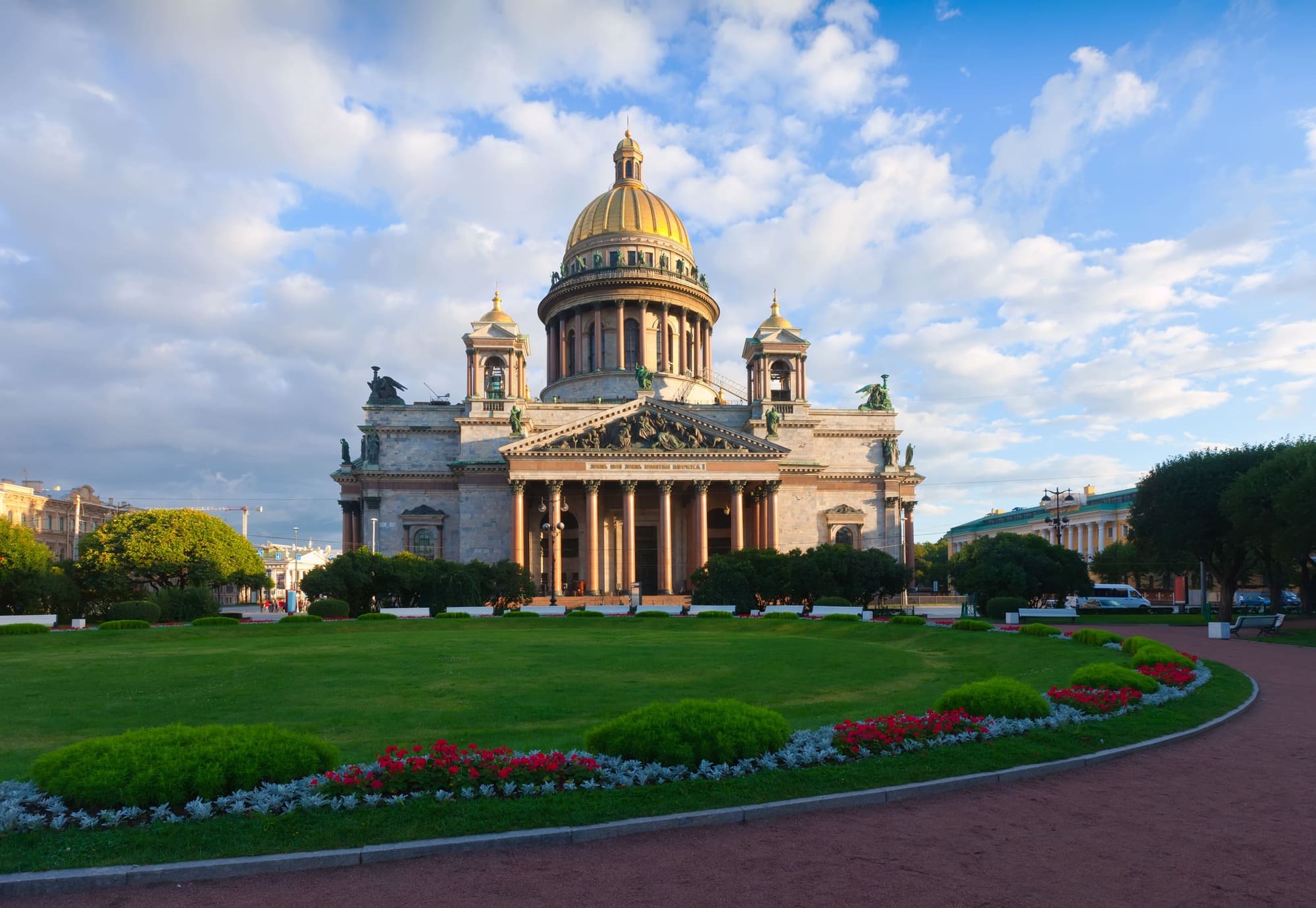 Аналитика Bronevik.com: на июньские праздники россияне выбирают поездки в большие города 