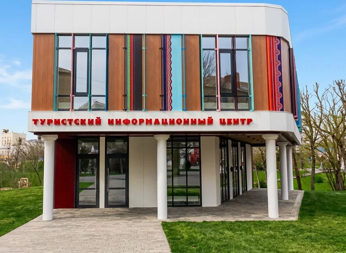 В рамках реализации национального проекта «Туризм и индустрия гостеприимства» 1 апреля 2025 года в Калмыкии открылся новый Туристско-информационный центр (ТИЦ)